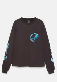 Chemise noire à manches longues avec un graphique bleu de plongeur et le texte "Marine Life" sur la poche poitrine et des motifs bleus assortis sur les manches.