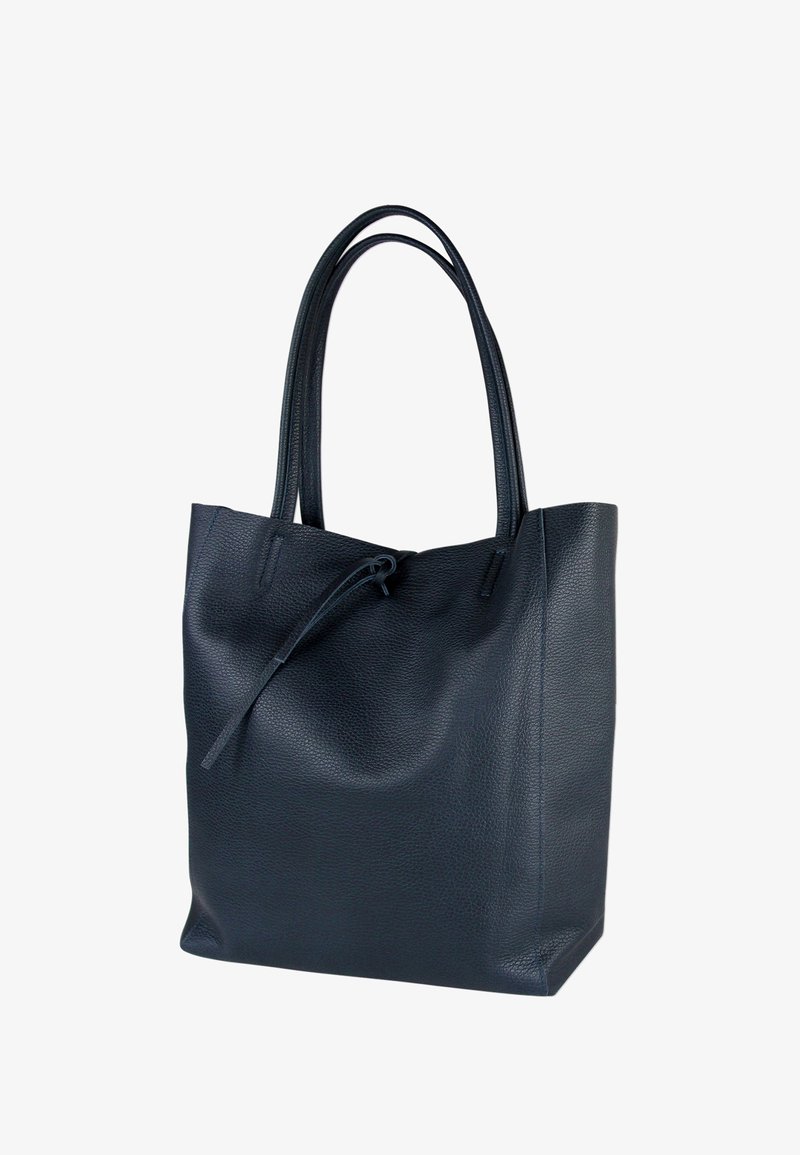 Marineblauwe leren shopper met een getextureerde afwerking, twee lange handvatten en een trekkoordsluiting aan de bovenkant voor veilige toegang.