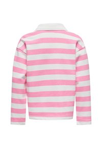 Pikad varrukadega polo-särk, mis on roosa ja valge horisontaalse triibuga, klassikalise kraega, pehmest puuvillakangast ja lõdva lõikega.