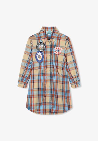 Abito a camicia a quadri in beige, blu e arancione, con vita aderente, chiusura frontale a bottoni e tre toppe ricamate sul petto. Maniche lunghe.