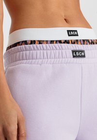 LASCANA LSCN BY LASCANA - Treniņtērpa apakšdaļas - flieder