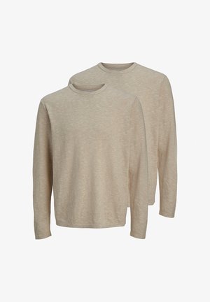 Due maglioni beige a manica lunga con scollo rotondo, realizzati in morbido tessuto a maglia, sovrapposti su uno sfondo bianco.