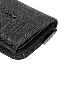 Zwarte, gestructureerde leren portemonnee met ritssluiting. Kenmerkt zich door een fijn, verhoogd patroon en een logo aan de voorkant, met stijlvolle randen.