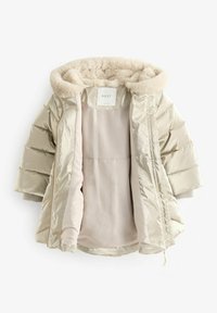 Chaqueta acolchada color beige claro con capucha forrada de piel, cierre de cremallera y dos bolsillos laterales. El forro interior es liso y beige claro.