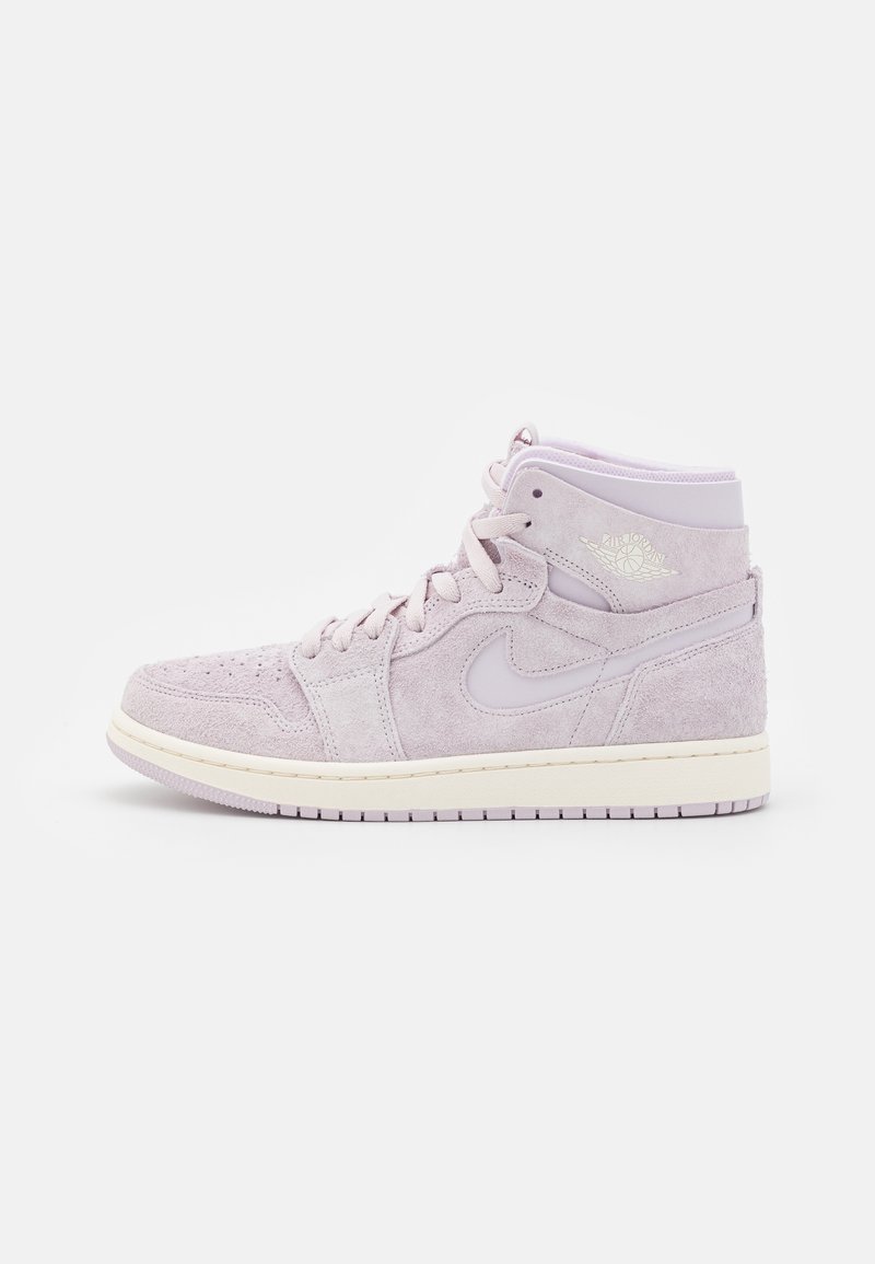 Baskets montantes en daim violet clair avec semelle blanche, lacets et logo Nike sur le côté et le col de la cheville.