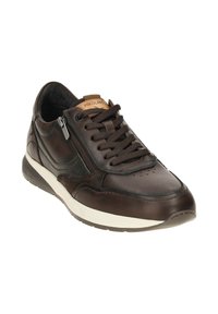 Zapatilla de cuero marrón con diseño de cordones, cremallera lateral, puntera perforada y suela de goma blanca con un tacón texturizado.