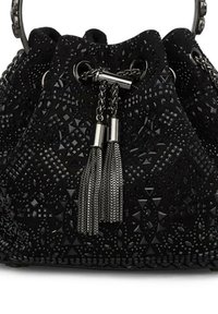 Czarna torba-bucket z tkaniny z misternym zdobieniem z koralików i ćwieków. Posiada srebrne okucia, dwa chwosty z łańcuszka oraz zaciskane zamknięcie na troczki.