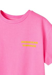 Różowy bawełniany t-shirt z okrągłym dekoltem i krótkimi rękawkami. Na przodzie wytłoczono tekst "AMERICAN VINTAGE" w wyraźnym, żółtym kolorze.
