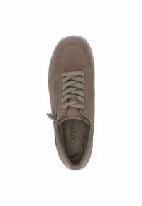Beige bőr sportcipő, lekerekített orral, lapos fűzővel és oldalsó cipzárral. Diszkrét varrásokkal és párnázott belsővel rendelkezik.