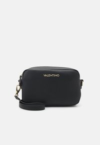 Černá kožená crossbody kabelka s jemnou texturou, zlatými kovovými detaily a logem "VALENTINO" na přední straně. Součástí je nastavitelný popruh.