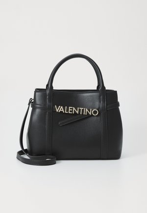 Čierna kožená kabelka s dvoma uchami, zlatým logom "VALENTINO" a odnímateľným ramenným popruhom. Má pevný tvar a hladký povrch.