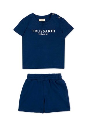 Completo blu navy per bambino con maglietta a maniche corte con la scritta "Trussardi Milano 1911" e pantaloncini abbinati con vita elastica.