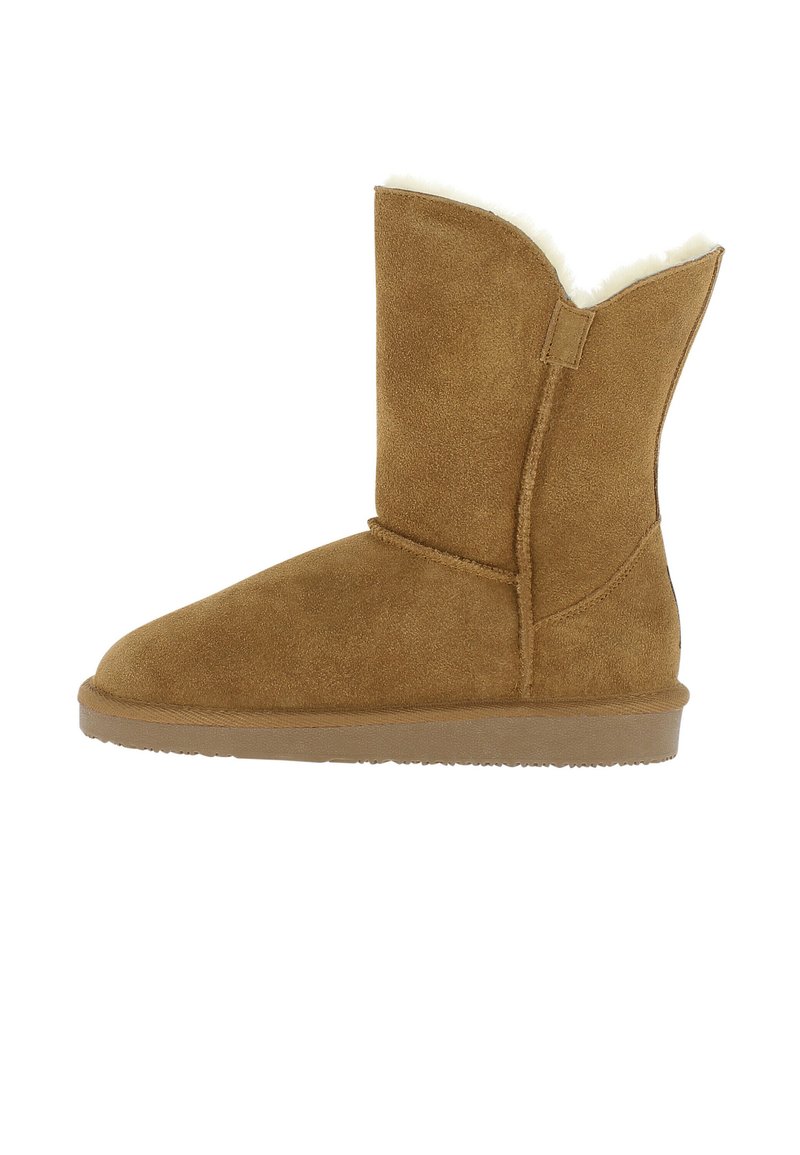 Brun mocka ankelboot med en mjuk, vit fuskpälsfoder, rund tå och platt gummisula. Har en sidoseamsaccent.