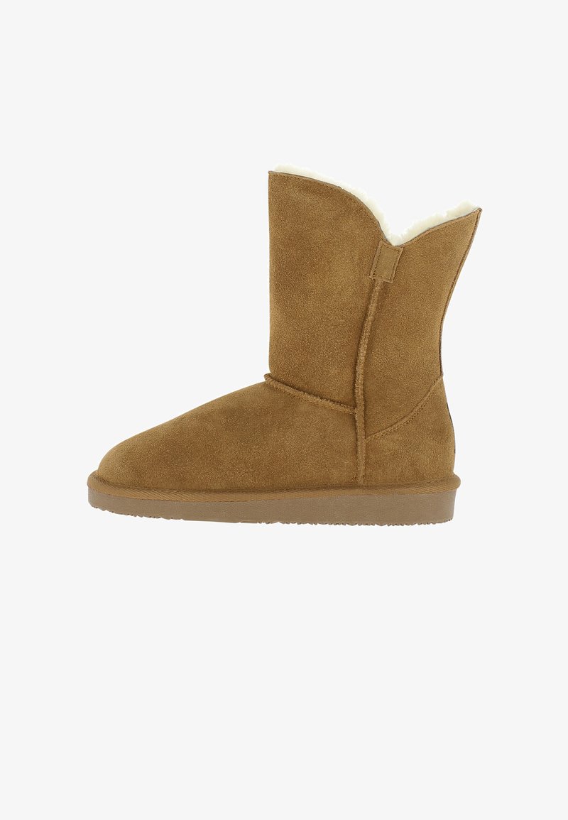 Botín de ante marrón con un suave forro de piel sintética blanca, puntera redondeada y suela plana de goma. Presenta un acento en la costura lateral.