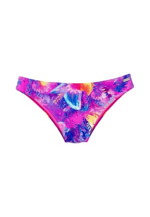 Braguitas de bikini brillantes con un patrón tropical de plumas coloridas en tonos rosa, púrpura, azul y amarillo sobre un fondo blanco.