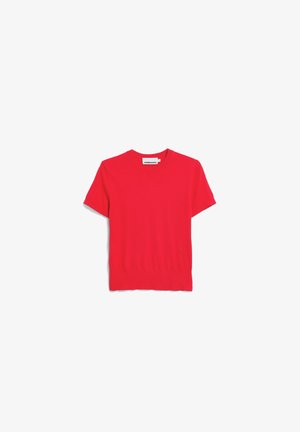 Haut court en maille rouge à manches courtes avec col rond, ourlet côtelé et une petite étiquette blanche au niveau de l'encolure.