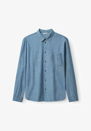 Šviesiai mėlynas ilgas rankovėmis mygtukinis marškinys pagamintas iš šambrėjus audinio, su krūtinės kišene ir kontrastingais tamsiais mygtukais.