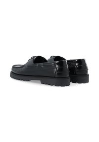Melni ādas loafers ar teksturētu virsmu, noapaļotu purngaliņu un biezu gumijas zoli ar pretslīdes rievojumu, kas izstrādāta komfortam un ilgmūžībai.