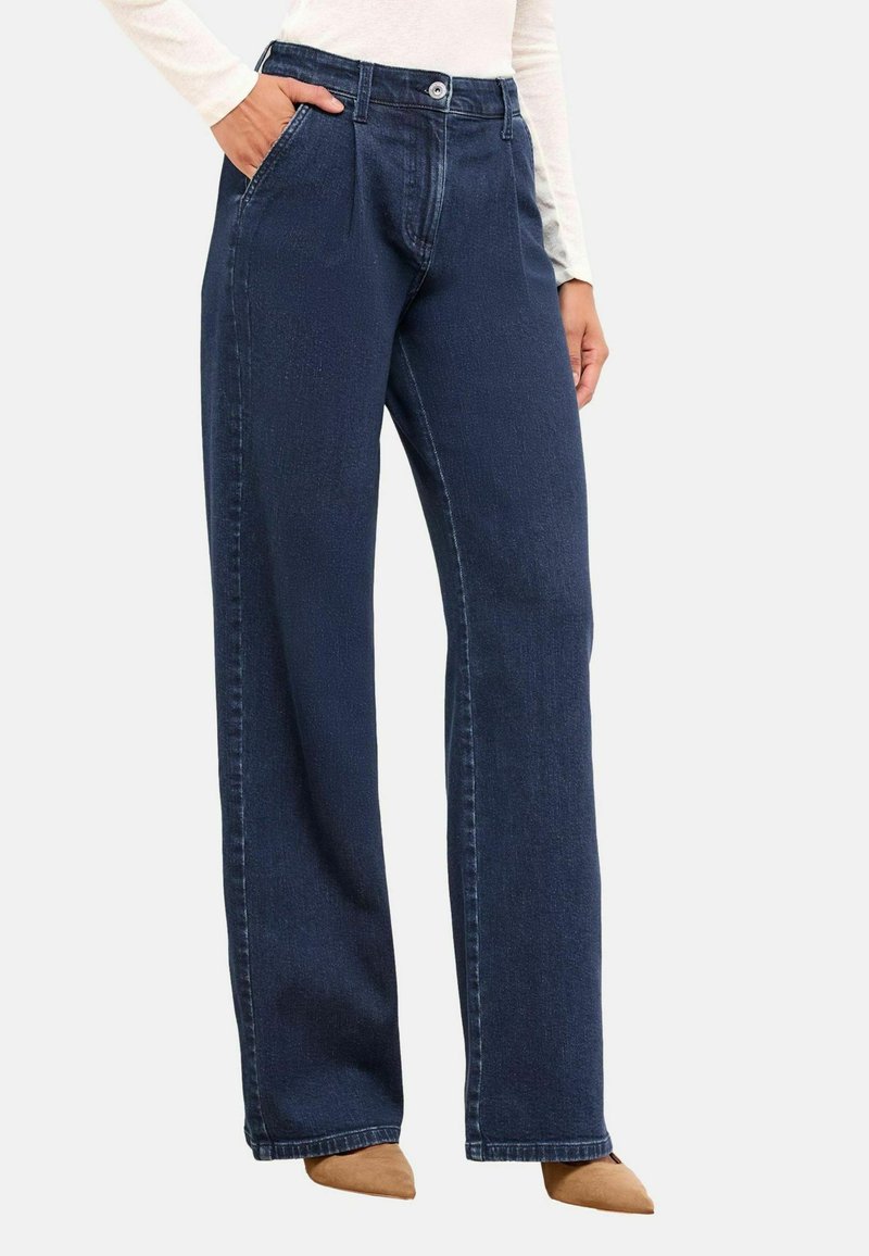 Temno modri široki denim hlače z visokim pasom, sprednjimi žepi in gumbom za zapiranje. Tkanina ima gladko teksturo in rahlo sijajnost.
