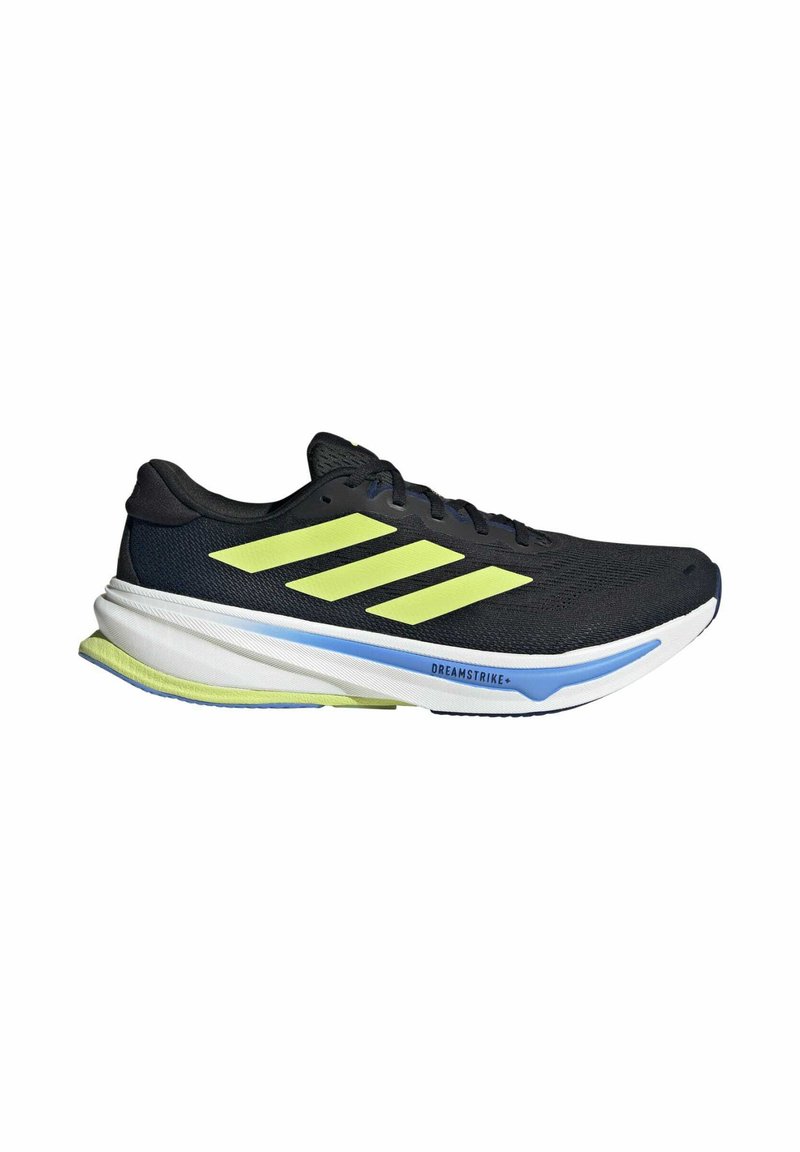 Zapatilla de correr negra con tres rayas amarillas, parte superior de malla ligera y suela blanca con acentos en azul y verde.