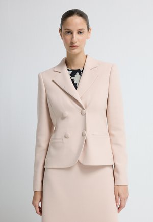 Lys pink dobbeltbrystet blazer med et spidst revers, forknapper og to klaplommer. Glat stof med en skræddersyet pasform.