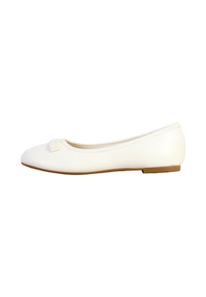 Chaussure ballerine blanche avec un petit nœud sur le dessus et une semelle plate beige, vue de profil sur un fond blanc.