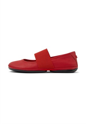 Scarpe basse rosse in pelle, con una larga fascia elastica sulla parte superiore, punta tondeggiante e suola nera.