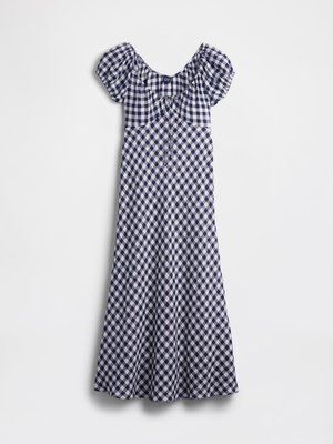 Kjole i marineblå og hvit sjekk med pufferm, off-shoulder utringning, og en tettsittende overdel som brettes ut til midi-lengde.