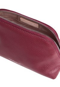 Bordowa skórzana saszetka z teksturowanym wykończeniem i srebrnym zapięciem na zamek. Wnętrze ma różową podszewkę i markową etykietę.