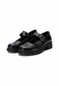 Zapatos Mary Jane de cuero negro con punta redondeada, suela plana y una correa con hebilla de metal. Textura suave con acentos mínimos.