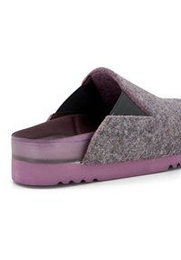 Lila filttoffel med en tjock, strukturerad sula. Öppen baksidesdesign med en slät innersula och elastiska sidopaneler för komfort.
