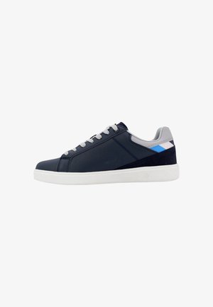 Sneaker da uomo di colore navy con superiore in materiale sintetico, dettagli grigi, suola in gomma bianca e pannelli testurizzati. Caratterizzato da un design con lacci e un blocco di colore discreto.
