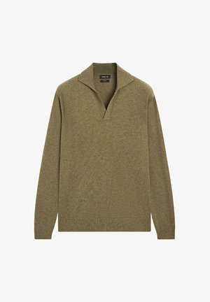 Strickpullover in Olivgrün mit weitem Schalkragen, gerippten Bündchen und Saum sowie V-Ausschnitt. Strukturierter Stoff mit dezenten Nähten.