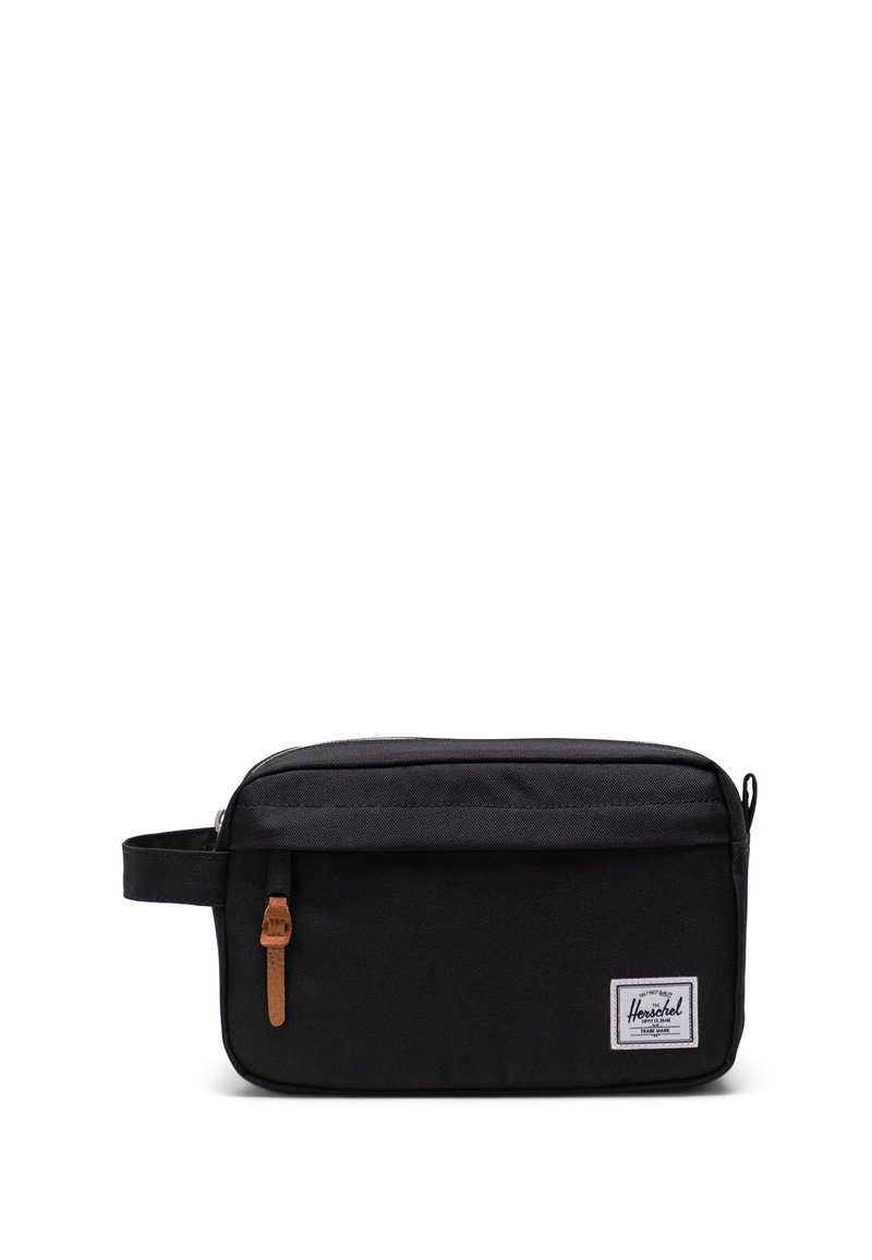 Czarna kosmetyczka z materiału, o prostokątnym kszta�łcie, z zamknięciem na górze, boczną rączką i akcentem z jasnobrązowej skóry. Etykieta marki z przodu.