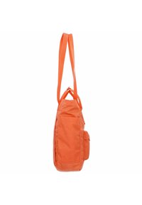 Sac à bandoulière orange fabriqué en tissu durable, avec une sangle réglable, une poche frontale et une forme épurée.