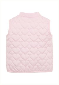 Roze gewatteerde vest met een hartpatroon, featuring een hoge kraag en zonder mouwen. Zachte textuur en schone afwerkingsdetails aan de zoom.