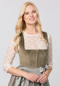 Dirndlkleid mit einem bodenlangen braunen Wildleder-Oberteil mit quadratischem Ausschnitt, langen weißen Spitzenärmeln und einem grauen Rock mit einer dekorativen Schleife in der Taille.