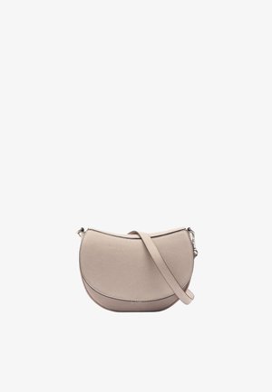 Beżowa torebka na ramię w kształcie półksiężyca z długim regulowanym paskiem i srebrnym metalowym zapięciem na białym tle.