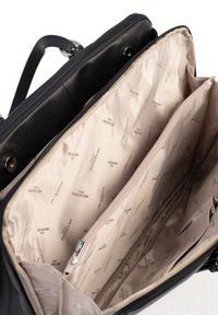 Zwarte leren tas met een ritssluiting. Het interieur heeft een lichtbeige voering met een herhaald "Hexagona Paris" patroon en meerdere zakken.