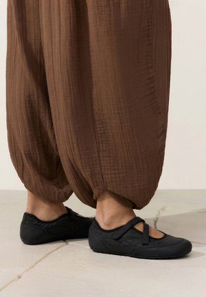 OYSHO, MINIMAL - Riemchenballerina - black