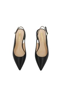 Decolletè nere con cinturino slingback e punta affusolata, realizzate in pelle liscia, dotate di tacco basso e di un dettaglio in oro sulla cintura alla caviglia.