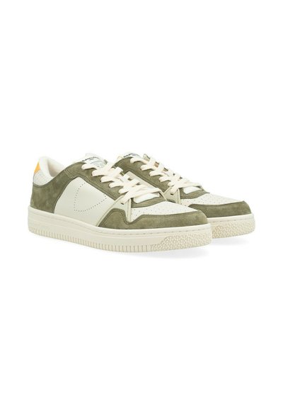 Sneaker in camoscio verde e pelle bianca con punta perforata, lacci piatti e suola in gomma testurizzata. Accento arancione sul tallone.