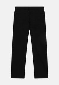 Pantalon noir en tissu lisse, doté d'une coupe droite, de deux poches arrière et d'une taille simple. Style minimaliste.