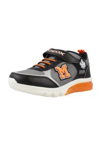 Sneaker neri e grigi con accenti arancioni, realizzati in materiali tessili e sintetici. Presenta il logo "GEOX", una tracolla regolabile e una suola decorata.