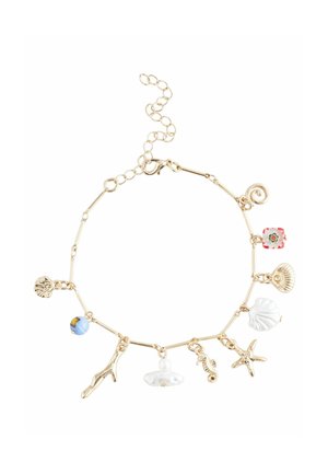 Armring i guld tone med forskellige hav-tema charms: muslingeskaller, en søstjerne, en perle, en søhest og en blå perle.