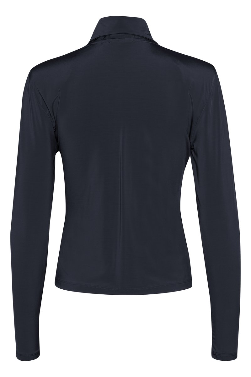 Chemise bleu marine à manches longues en tissu lisse ; avec col et coupe ajustée, détails de couture minimalistes.