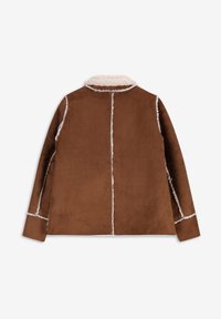 Veste en faux suède marron avec un col en shearing, présentant des accents blancs cousus le long des coutures et un design droit.