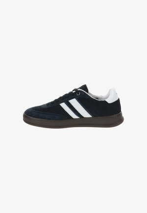 Sneaker in suede blu navy con strisce in pelle bianca, punta rotonda e suola in gomma grigia. Presenta lacci piatti e un collare imbottito per il massimo comfort.