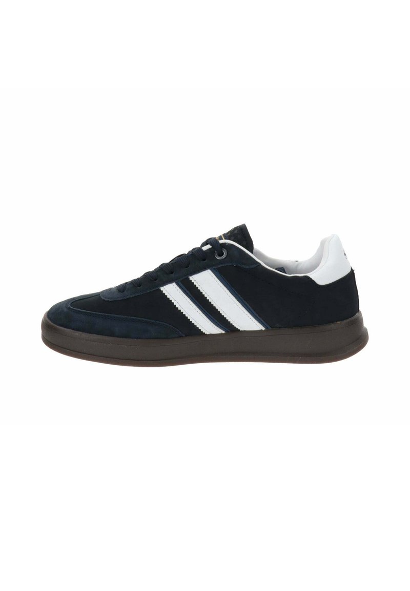 Sneaker in suede blu navy con strisce in pelle bianca, punta rotonda e suola in gomma grigia. Presenta lacci piatti e un collare imbottito per il massimo comfort.