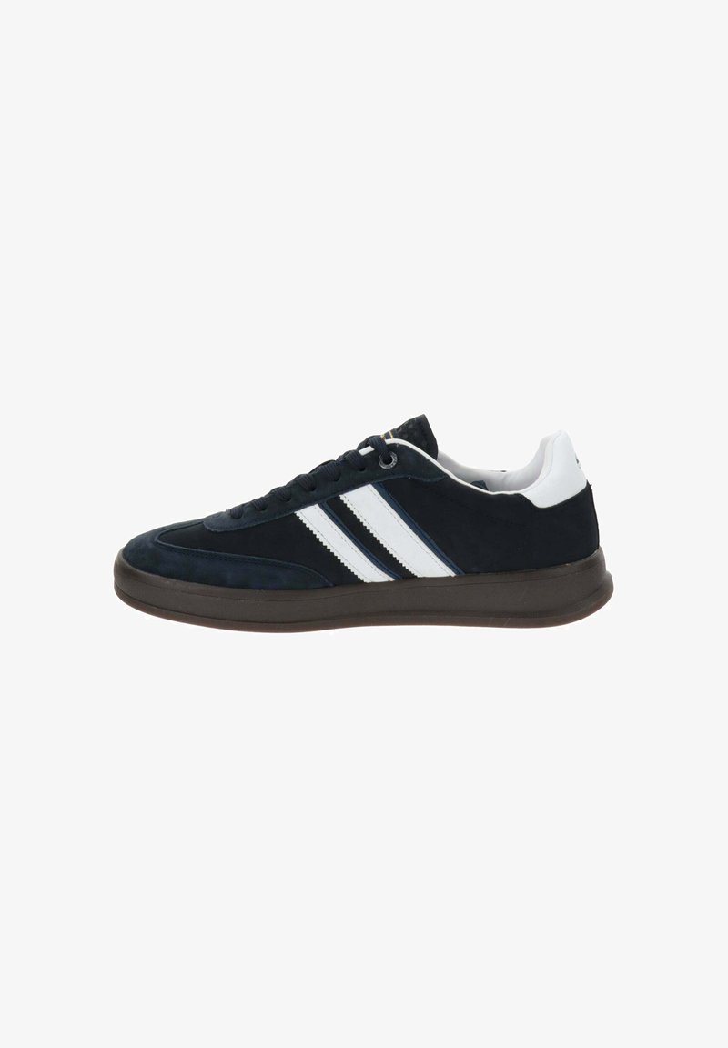 Sneaker in suede blu navy con strisce in pelle bianca, punta rotonda e suola in gomma grigia. Presenta lacci piatti e un collare imbottito per il massimo comfort.